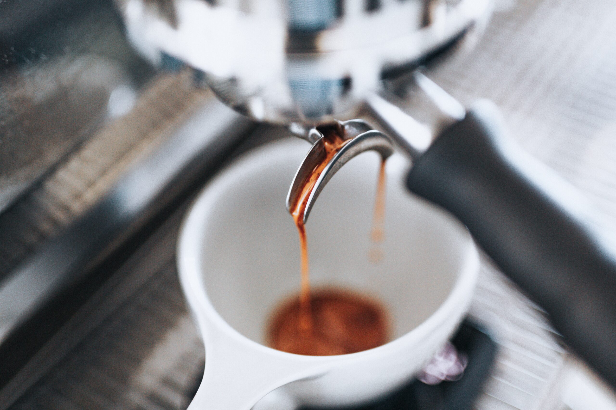 Gros plan sur une machine à café.