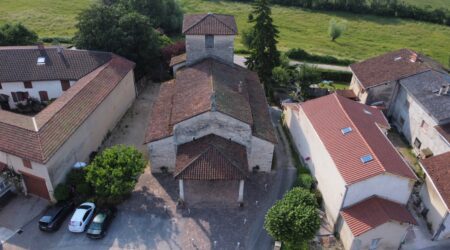 Vue aérienne de l'église de Villette-sur-Ain