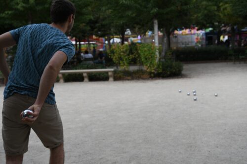 Homme jouant à la pétanque